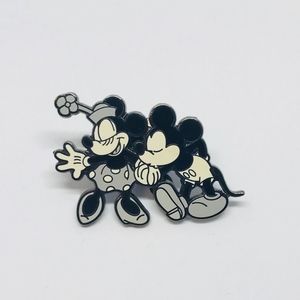 Mickey and Minnie Mouse Kissing